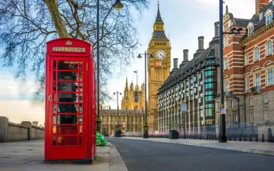 Klasyczny czerwony budka telefoniczna i Big Ben w Londynie. Idealne miejsce na planowanie lotów do Anglii.