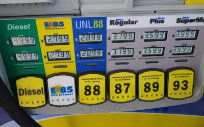 Cena e85 (85% etanolu) to 2.799 za galon. Obok widać ceny diesla, UNL88, Regular, Plus i SuperMax.