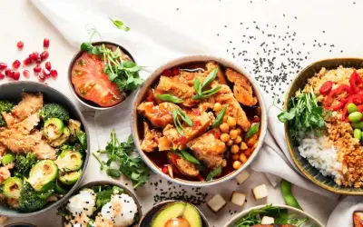 Leckere muskelaufbau rezepte: bunte Bowls mit Hähnchen, Gemüse, Reis und Tofu. Frisch, gesund und proteinreich.