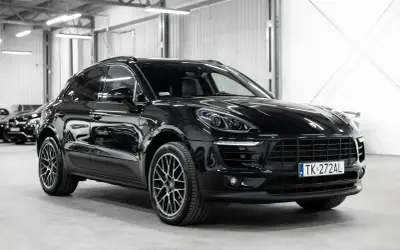 Czarny Porsche Macan lśni w garażu. Sprawdź atrakcyjną porsche macan cena i znajdź swój wymarzony SUV.