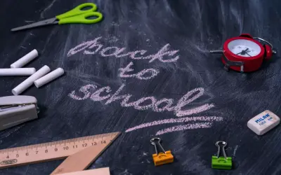 Kreidezeit! Schere, Lineal, Wecker und Büroklammern liegen bereit für spannende Kennenlernspiele und den Schulstart.