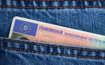 Deutscher Führerschein in Jeans-Tasche. Wer ohne Brille fährt, riskiert eine Strafe.