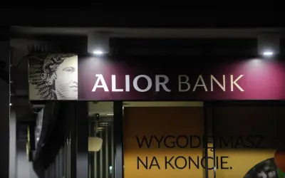 Logo ALIOR BANK z wizerunkiem głowy. Obok szyld PZU.