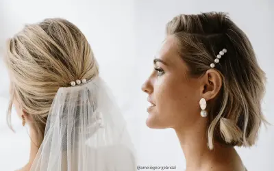 Elegancka fryzura boho z krótkimi włosami, ozdobiona perłowymi wsuwkami i welonem.