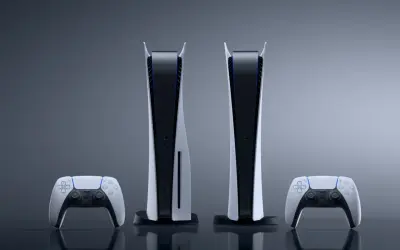 Dwie konsolki PS5 i dwa kontrolery DualSense, prezentujące różne wersje sprzętu.