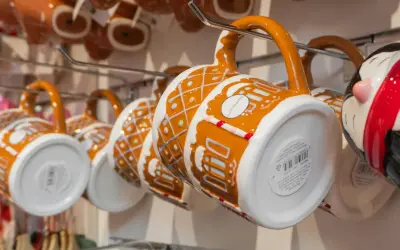 Tazas con diseño de casa de jengibre, como si un **flying tiger** las hubiera decorado.