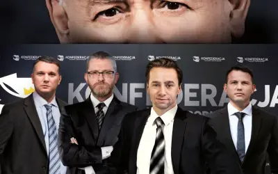 Konfederacja liderzy w garniturach na tle logo partii. W górnej części kadru widać fragment twarzy starszego mężczyzny.