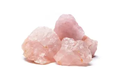Gruppo di grezzi cristalli di quarzo rosa, noti per il loro significato legato all'amore e alla guarigione.