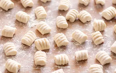 Gnocchi di ricotta freschi, pronti per essere cotti e gustati.