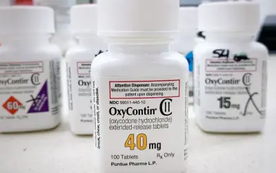 Butelki leku OxyContin, zawierające oksykodon. Na etykietach widnieją dawki 40 mg, 60 mg i 15 mg.