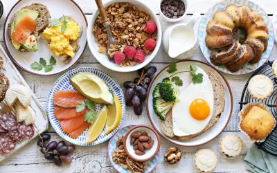 Leckere Brunch-Ideen für Ostern: Rührei, Lachs-Avocado-Toast, Müsli, Obst, Kuchen und mehr.
