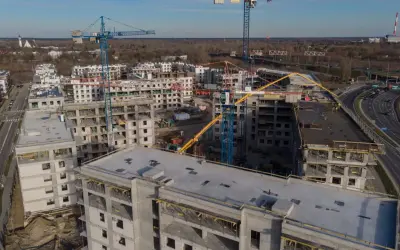 Budowa osiedla mieszkaniowego z dźwigami. Czy tu znajdziemy tanie mieszkania w Polsce?
