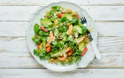 Ensalada fresca con quinoa, gambas, aguacate y tomates. Una deliciosa receta con quinoa, perfecta para una comida ligera y nutritiva.