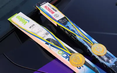 Två förpackningar med torkarblad, Valeo och Bosch, med medaljer. Vilka torkarblad ska jag ha?