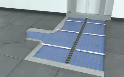 Instalacja folii na podczerwień pod płytkami. To nowoczesne rozwiązanie, które zapewnia komfort cieplny, w przeciwieństwie do tradycyjnej maty grzewczej.