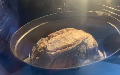 Pain doré en pleine cuisson dans une cocotte au four. La chaleur tournante ou pas, le résultat sera parfait !