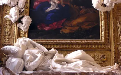 Scultura di Santa Ludovica in estasi, con angeli putti e un dipinto sullo sfondo.