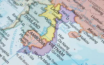 Mapa pokazuje południowo-wschodnią Azję. Widać tu Tajlandię, Laos, Kambodżę i Wietnam. Wietnam leży na wschodnim wybrzeżu Półwyspu Indochińskiego.