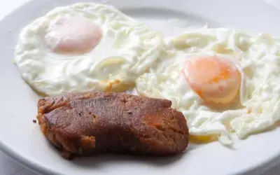 Dos huevos fritos y un trozo de morcilla, un clásico de la comida típica de Salamanca.