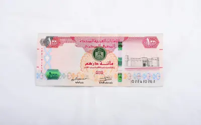 Sto dirhamów, czyli jaka waluta jest w Dubaju, na banknocie z wizerunkiem fortu.