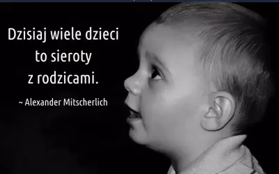 Czarno-białe zdjęcie dziecka z cytatem: "Dzisiaj wiele dzieci to sieroty z rodzicami." Alexander Mitscherlich. #cytatyodzieciach