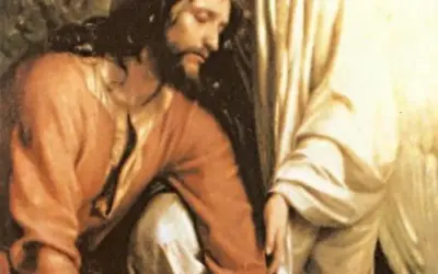Jezus klęczy w Ogrójcu, pogrążony w modlitwie. Obok niego anioł podtrzymuje go, dodając sił.
