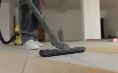 Nettoyage de carrelage après chantier : un aspirateur passe sur le sol pour enlever les débris.