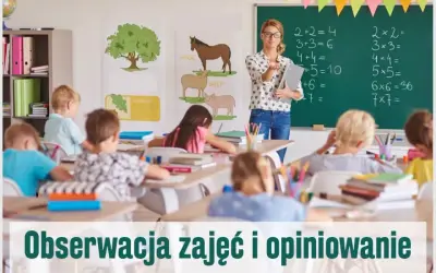 Nauczycielka prowadzi lekcję matematyki, a uczniowie uważnie obserwują. To przykład hospitacji.