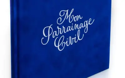 Livre bleu avec l'inscription "Mon Parrainage Civil" en lettres blanches cursives.