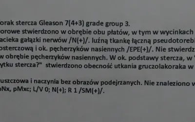 Wynik badania histopatologicznego: gruczolakorak stercza nacieka gałązki nerwów i tkankę tłuszczową, co wskazuje na zły wynik badania histopatologicznego.