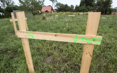 Geodezyjne wytyczenie budynku: Poradnik, by uniknąć kosztownych błędów.