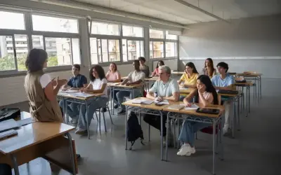 Nauczycielka prowadzi lekcję wychowania do życia w rodzinie. Uczniowie uważnie słuchają, siedząc w ławkach.