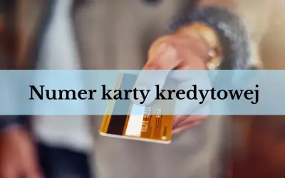Dłoń trzyma kartę kredytową, na której widnieje napis "Numer karty kredytowej".