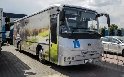Autosan Lider 10 z literą L na przedzie, symbolizujący naukę jazdy. Sprawdź, jaka jest prawo jazdy kat D cena.
