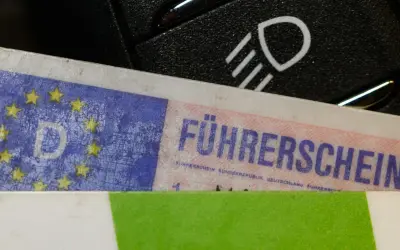 Führerschein mit EU-Sternen und "D" für Deutschland, daneben ein Lichtschalter. Bereit für die Fahrt nach § 24 StVG.