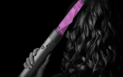 Ein Lockenstab nutzt den Coanda-Effekt, um Haare sanft zu stylen.