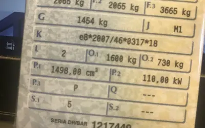 Szczegóły pojazdu z dowodu rejestracyjnego: masa własna 1454 kg, dopuszczalna masa całkowita 3665 kg, moc 110 kW.