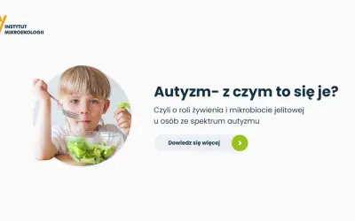 Chłopiec z widelcem i sałatką, obok tekst "Autyzm – z czym to się je?". Czy autyzm to choroba? Dowiedz się więcej o żywieniu i mikrobiomie.