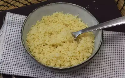Un tazón de semola, un grano de trigo duro, listo para ser disfrutado.