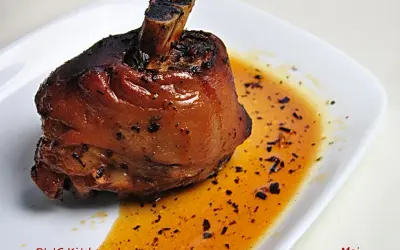 Apetyczna golonka w piwie, pieczona do perfekcji, z chrupiącą skórką i soczystym mięsem, podana w aromatycznym sosie.