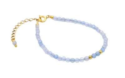 Delikatna bransoletka z fasetowanych kamieni **aquamarine** i złotymi kulkami, z przedłużką.