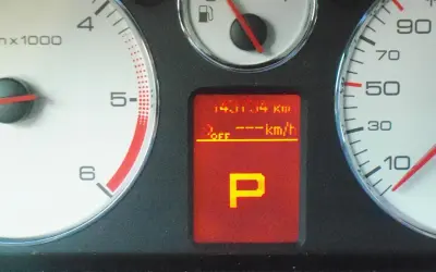 Peugeot 407: na wyświetlaczu komunikaty o przebiegu 141114 km, wyłączonym silniku (OFF) i zaparkowanym aucie (P).
