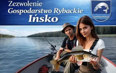 Młoda kobieta trzyma złowioną rybę na łodzi. W tle mężczyzna i jezioro. Zezwolenie Gospodarstwo Rybackie Ińsko.