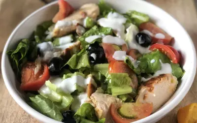 Insalata di pollo sfiziosa con lattuga croccante, pomodoro, olive nere e un dressing cremoso. Perfetta per un pasto leggero e gustoso.