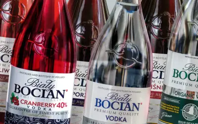Biały Bocian wódka producent. Butelki wódki Biały Bocian: klasyczna, żurawinowa i śliwkowa.