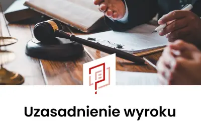 Sądowy młotek, waga sprawiedliwości i prawnicy analizujący dokumenty. Wniosek o uzasadnienie wyroku w toku.