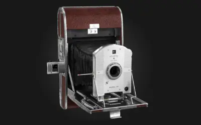 Polaroid Land Camera Model 95, jeden z pierwszych aparatów natychmiastowych. Kto wymyślił aparat fotograficzny? Edwin Land!