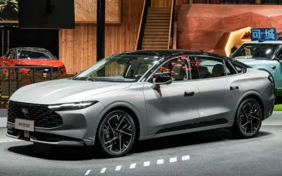 Elegancki, srebrny Ford Mondeo 2025 z czarnym dachem prezentuje się na wystawie.