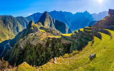 Machu Picchu w Peru, z tarasami i górami w tle. Planując podróż, warto pamiętać o **peru szczepienia**.
