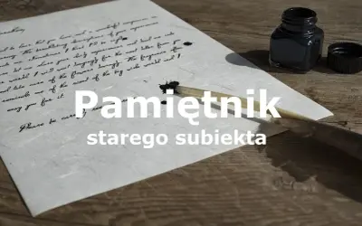 Pamiętnik starego subiekta. Pióro zanurzone w kałamarzu, list na papierze, jakby pisany wieki temu.